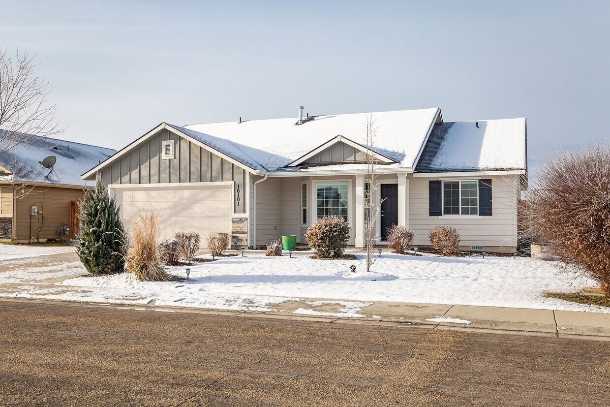 Foto principal - 3 bed 2 bath home