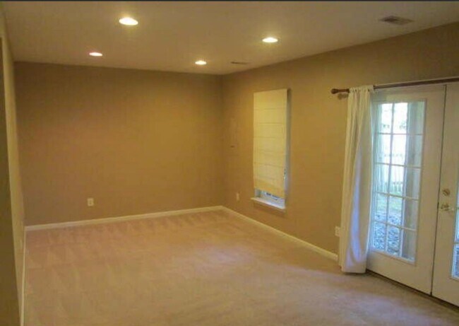 Foto del edificio - Beautiful 3 Bed 2 Bath 2 Half Bath Brick T...