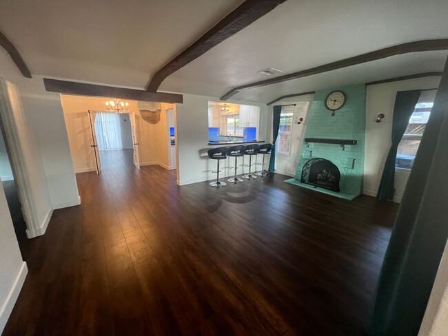 Building Photo - Amazing Updated, Remodeled 3 Bedroom, 2 Ba...