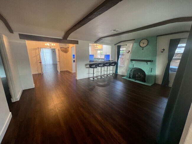 Foto del edificio - Amazing Updated, Remodeled 3 Bedroom, 2 Ba...