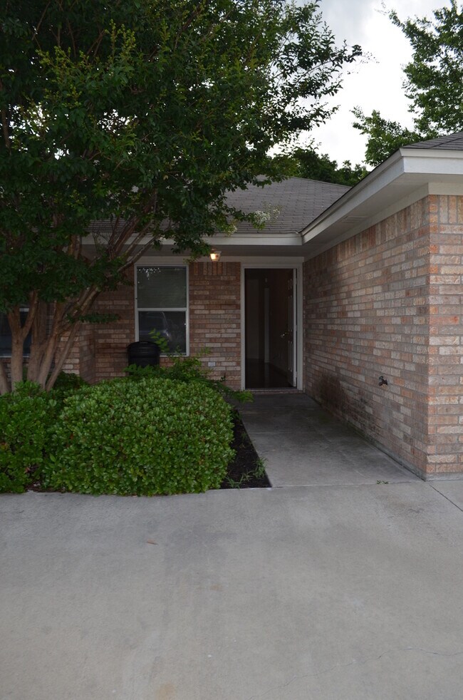 Building Photo - 501 Bonnie Dr