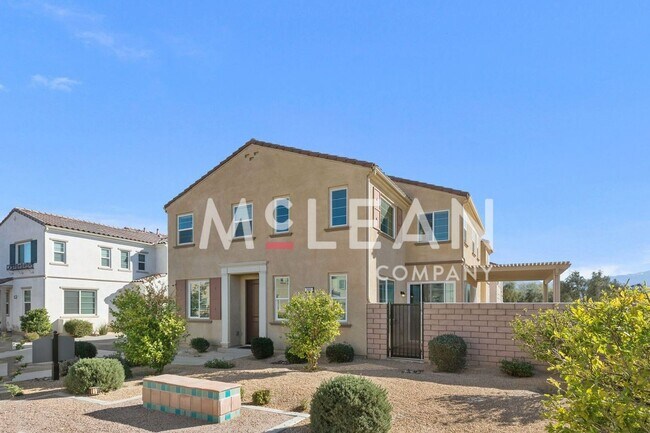 Foto del edificio - Gorgeous 2-Story 4-Bedroom Home with Loft ...