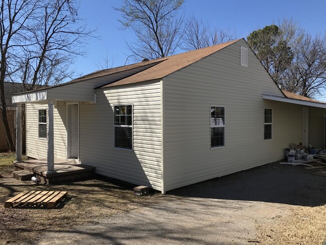 Building Photo - 1406 N Market Ave