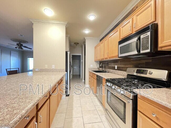 Building Photo - 2549 Country Club Dr