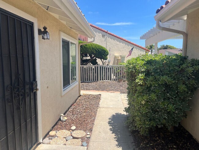 Foto del edificio - 2+bd/1ba Single Story Duplex Minutes Drive...