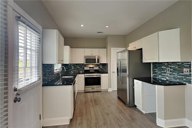 Foto del edificio - 1461 Rosewood Creek Dr