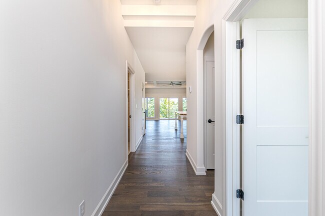 Foto del edificio - 5711 Bower Ln