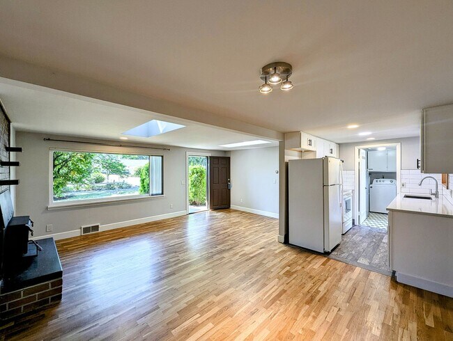 Foto del edificio - 3bd/.75ba Lynnwood Home