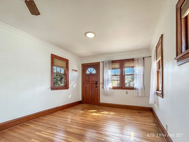 Foto del edificio - 879 19th Ave SE