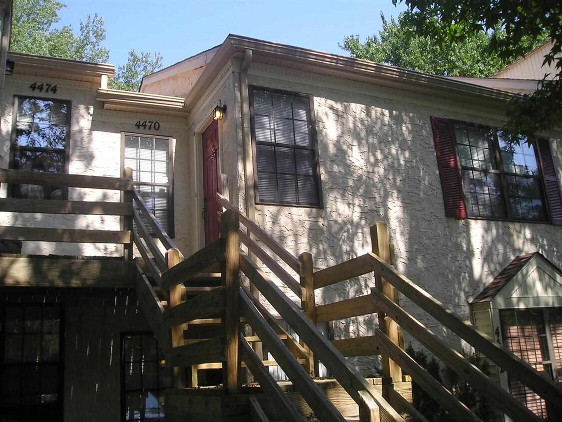 2nd floor 2br/1ba - 4470 Yorktown Pl