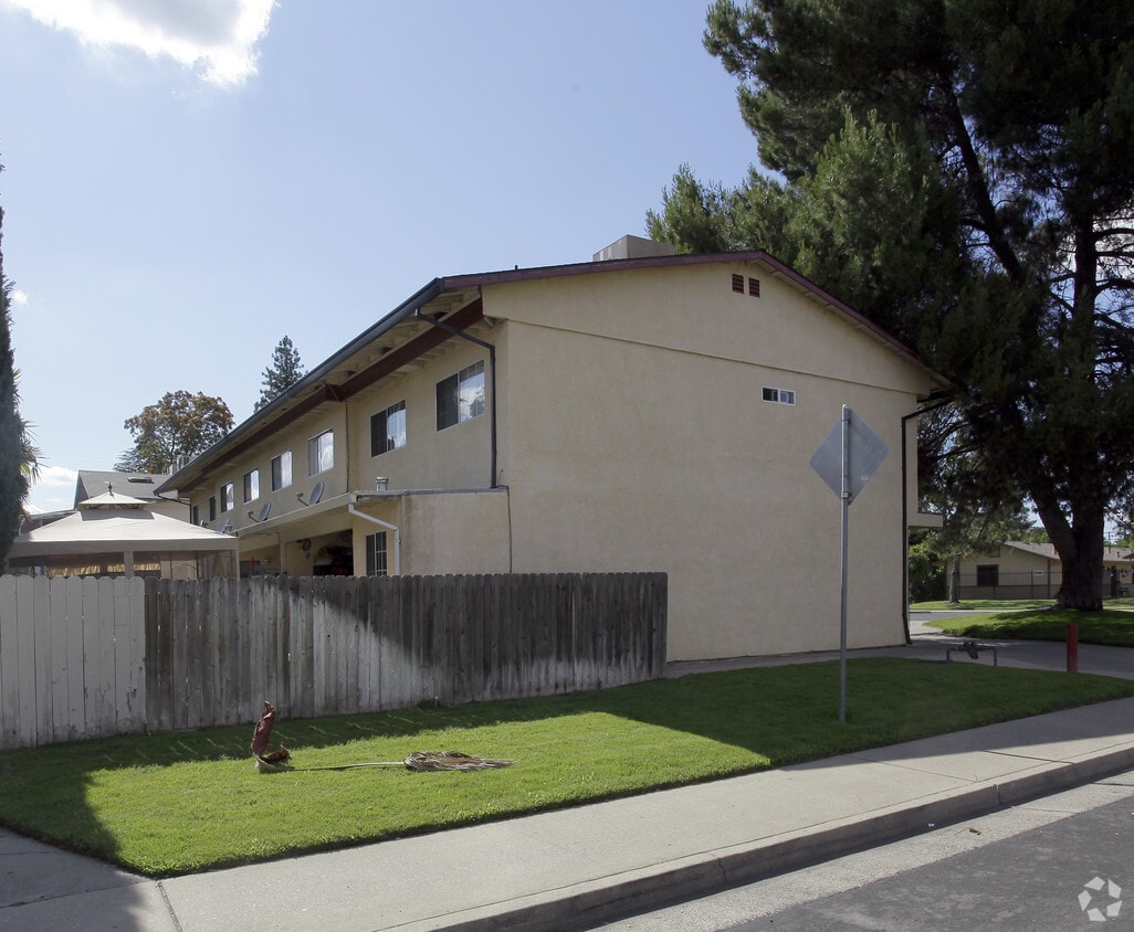 Primary Photo - 2139-2145 Evergreen Ave