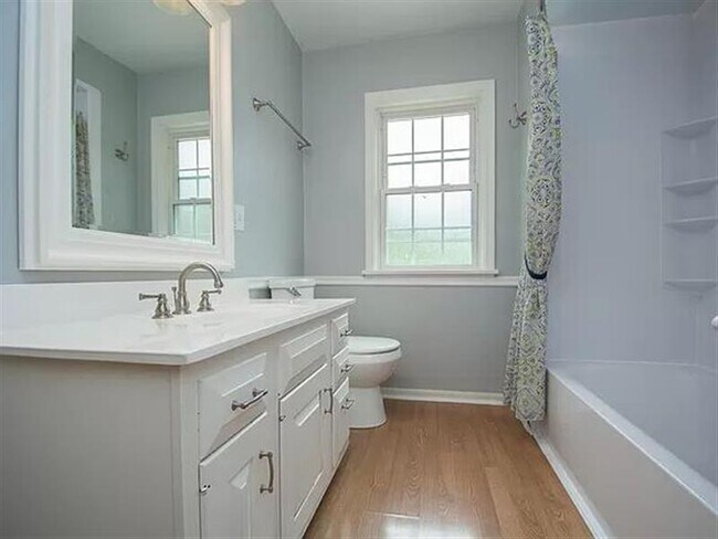 Building Photo - Bright home for you