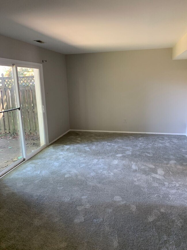 Foto del edificio - 3 Bedroom, 2.5 Bath single family home. Fenced yard with shed. New carpet and paint. Formal dinin...