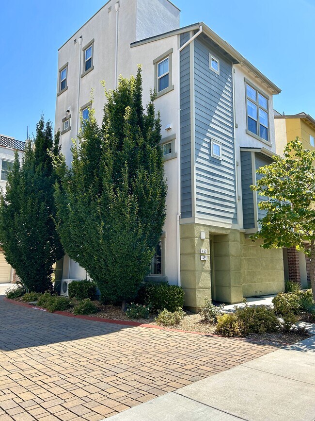 Building Photo - 455 Lug Ln