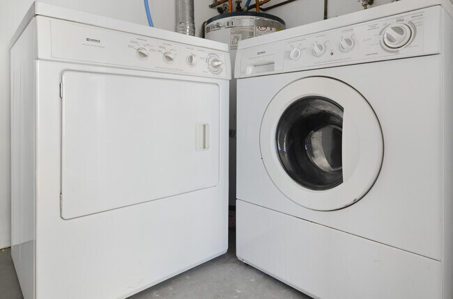 Building Photo - Lovely end unit at Newport Townhome move i...