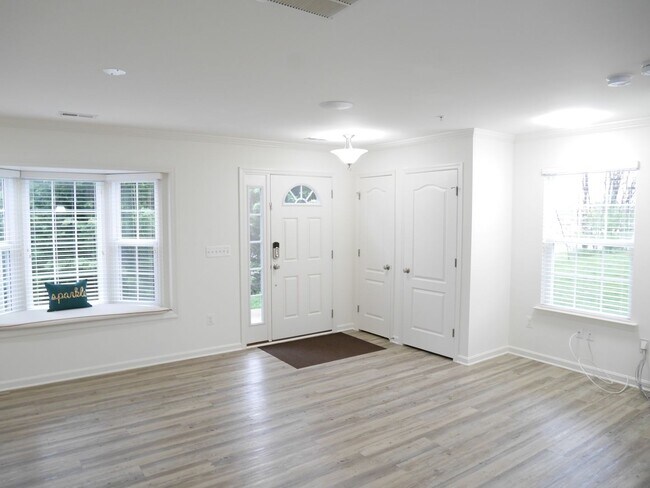 Building Photo - MOVE- IN READY! End-Unit Townhouse: Elders...