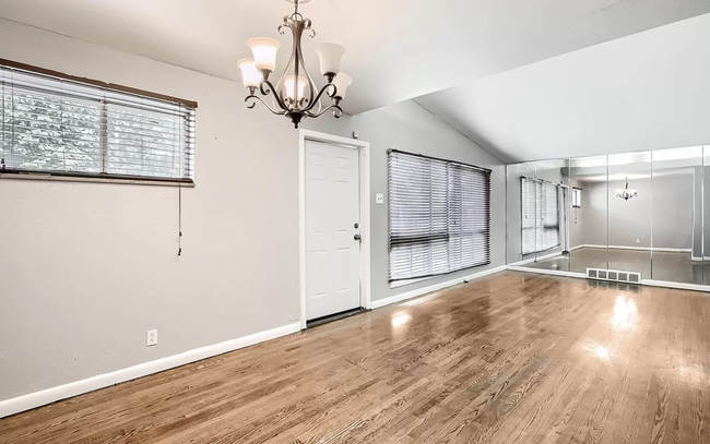 Building Photo - 1309 Mendell Dr