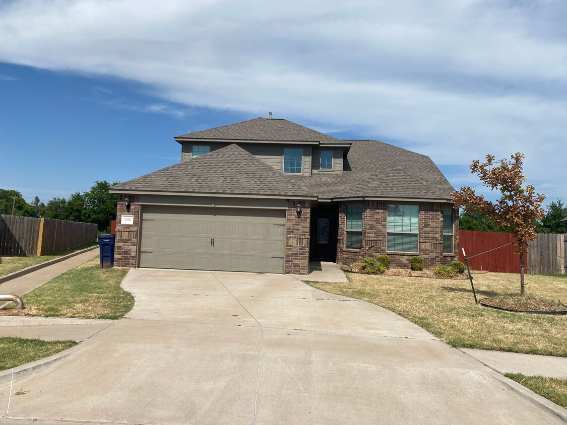 Foto principal - 4 bedrooms/2.5 bath over 2,000 square feet
