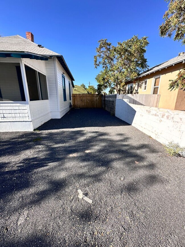 Building Photo - 2 Bedroom 1 Bathroom Located Downtown