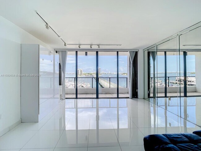 Foto del edificio - 555 NE 15th St