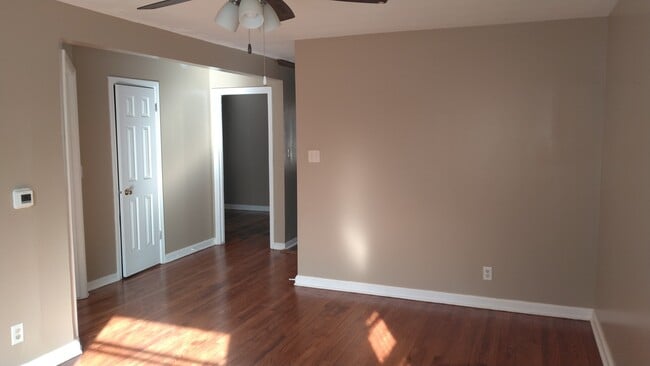 Building Photo - 1414 E 5th St