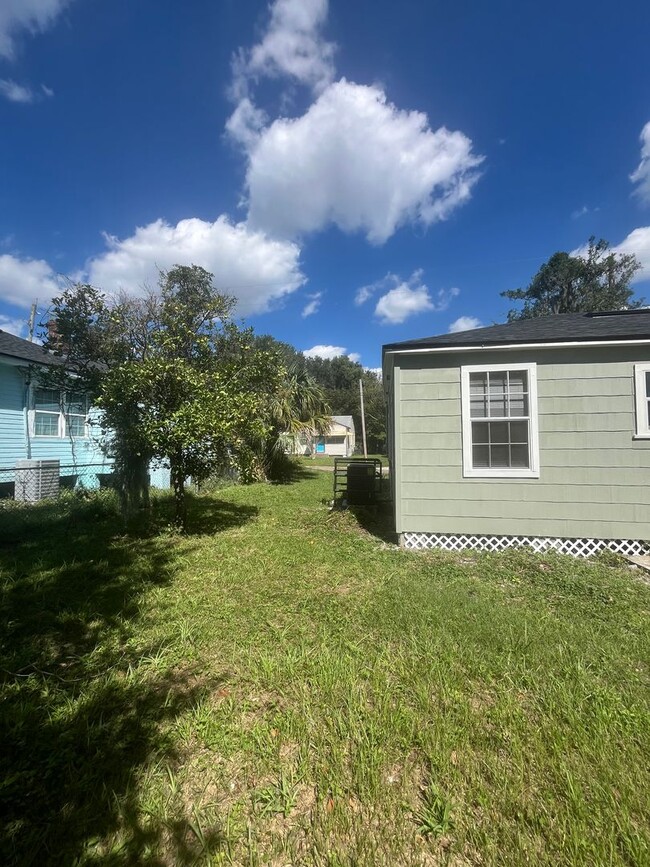 Building Photo - Nice home on corner lot!!