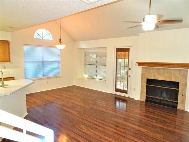Foto del edificio - 12811 Steeple-Chase Dr