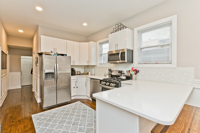 Foto del edificio - 2451 W Haddon Ave