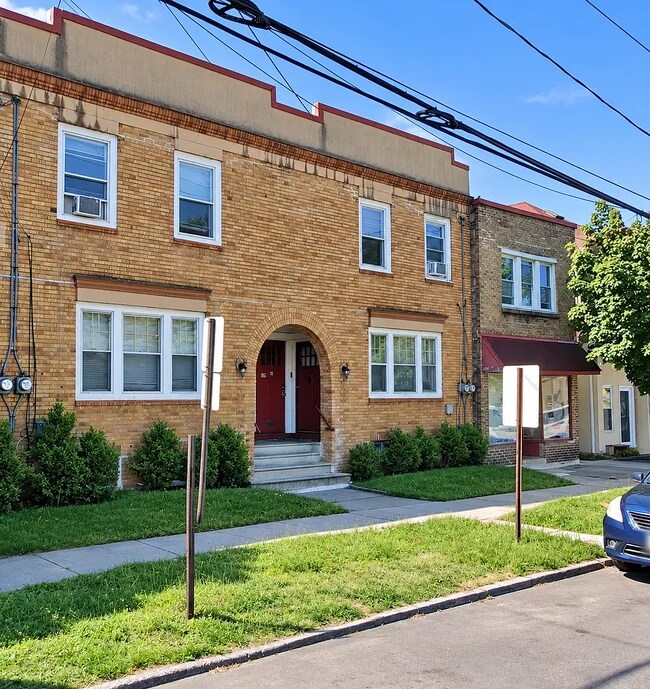Building Photo - 728 W Maple Ave