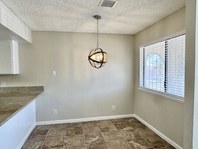 Building Photo - 2BR condo convenient location