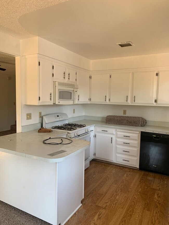 Foto del edificio - Two story 4 bedroom 2 bath home, Magalia