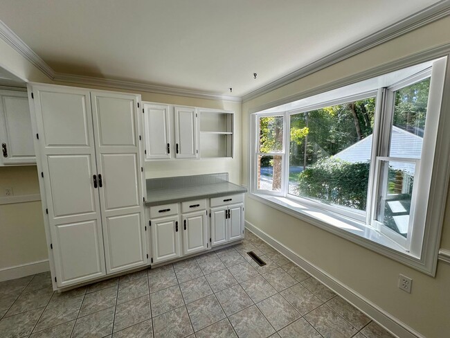 Building Photo - 4 Bedroom 2 Bathroom Home Located in South...