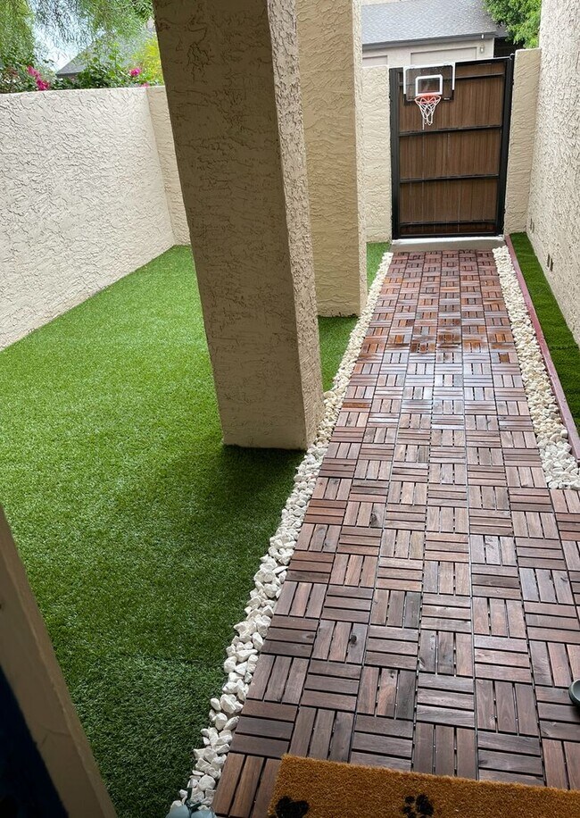 Foto del edificio - Stunning 3 bedroom, 2.5 bathroom Townhome ...