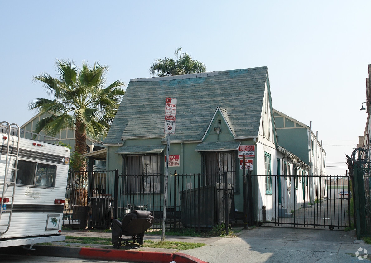 Building Photo - Mariposa Gardens
