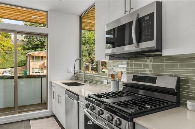 Building Photo - Contemporary 3 Bedroom Townhouse near Alki...