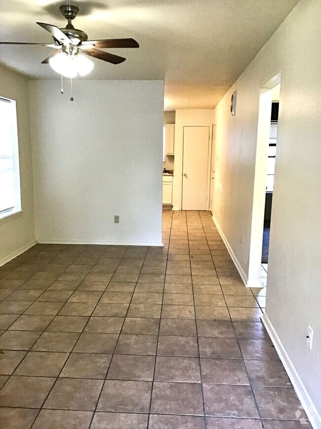 Building Photo - 2435 Elm Park Dr