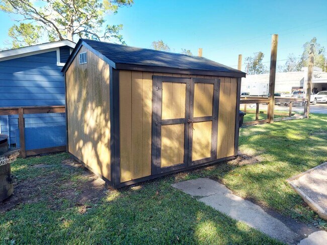 Storage Building - 402 W Alabama St