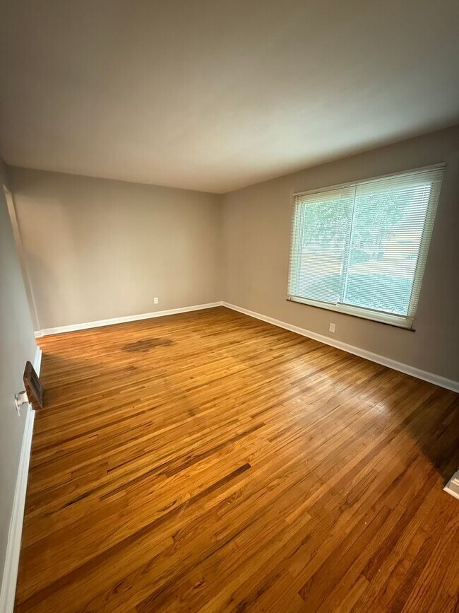 Building Photo - Private Charming Home!