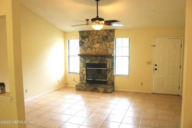 Building Photo - 2440 Burns Dr