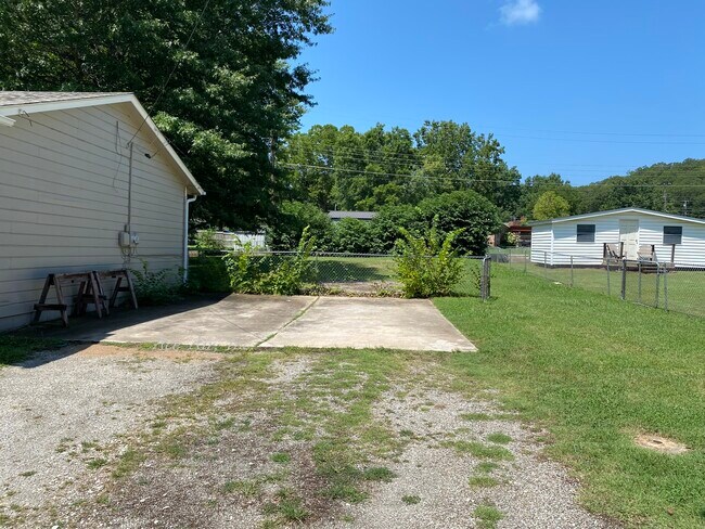 Building Photo - 1308 N Willow Rd