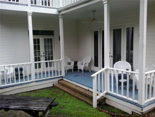 Foto del edificio - 2204 Lakeshore Dr