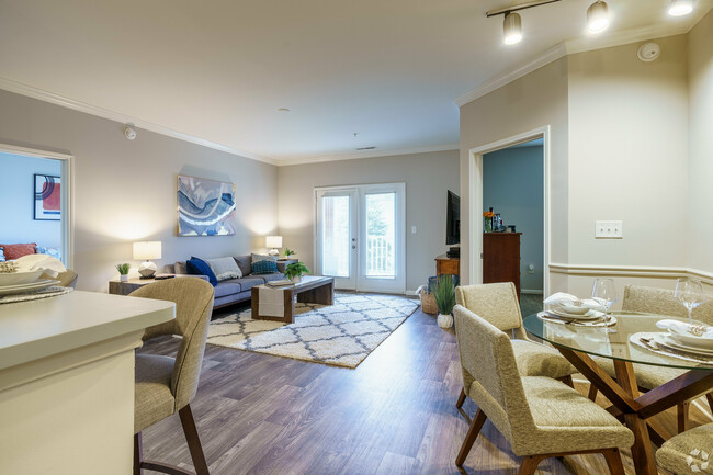Explore la elegancia de esta sala de estar diseñada con buen gusto, ideal para la relajación y el entretenimiento. - Apartments at Glenmoore
