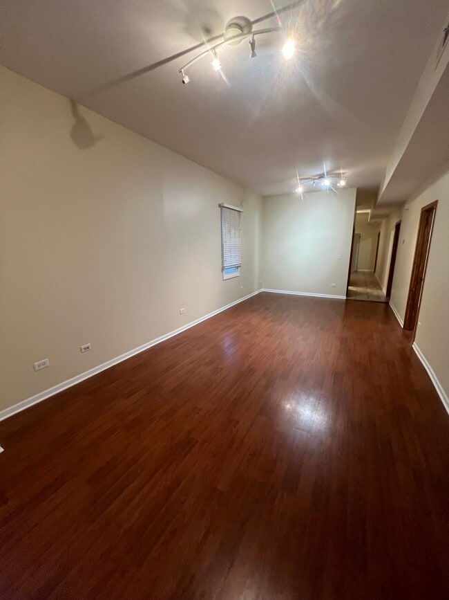 Foto del edificio - 2028 N Hamlin Ave