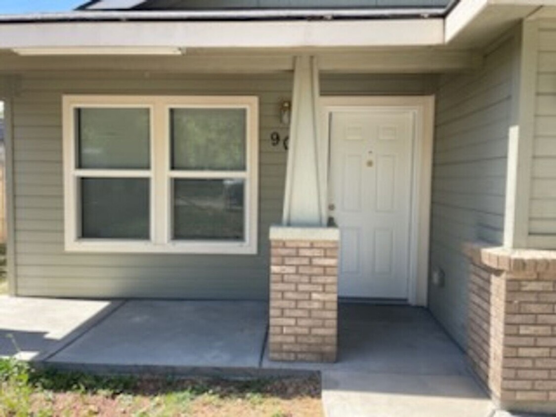 Foto principal - 3 Bed 2 Bath Duplex In Nampa: Available Now