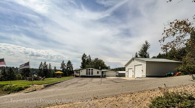 Building Photo - Fully furnished and stocked Single Level H...