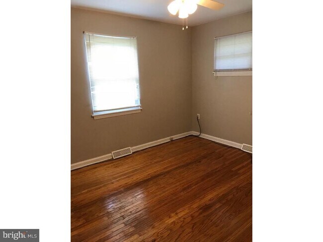 Foto del edificio - 384 Wildrose St