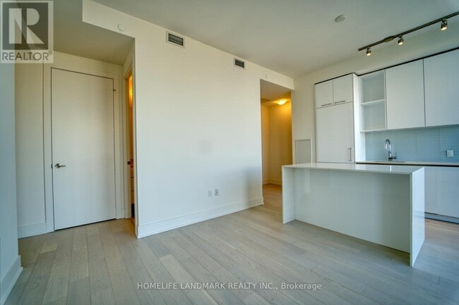 Building Photo - 1 Yorkville Ave