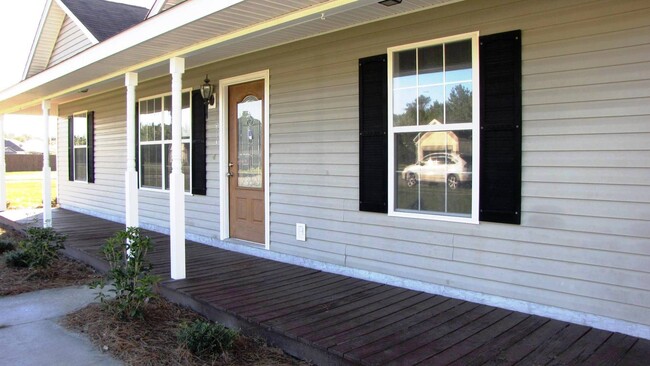 Building Photo - 3 bedroom 2 bath home on large corner lot