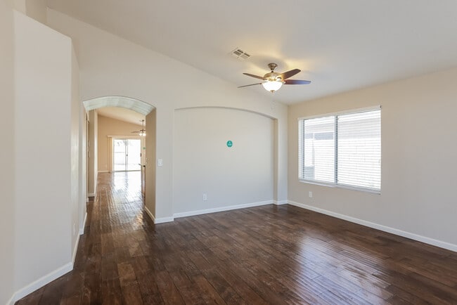 Building Photo - 3 Bedroom Home in Phoenix