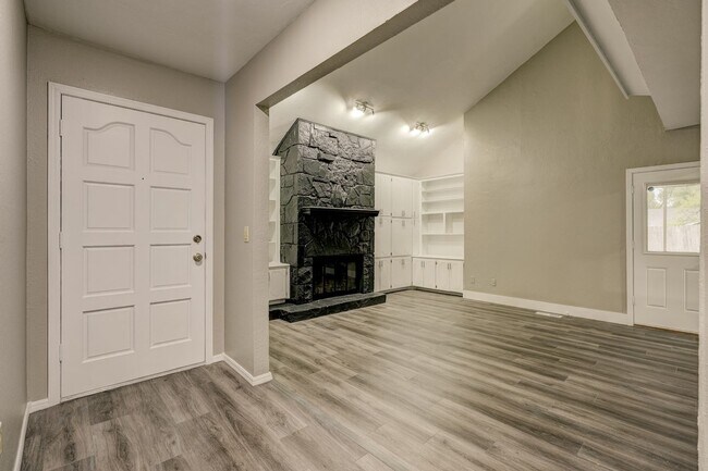Foto del edificio - Stylish 2-Bed Duplex Near I-40 with Deck, ...